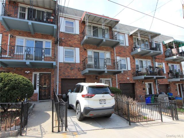  7 BR,  5.00 BTH &nbsp;Contemporary style home in Middle Village