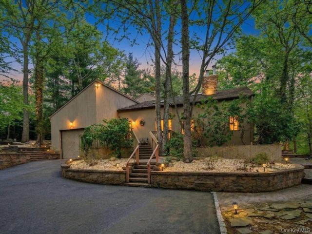  3 BR,  4.00 BTH &nbsp;Contemporary style home in Miller Place