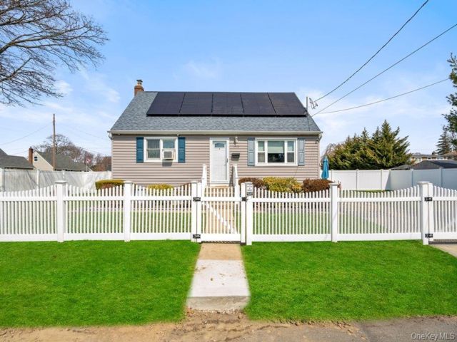  3 BR,  1.00 BTH &nbsp;Cape cod style home in Lindenhurst
