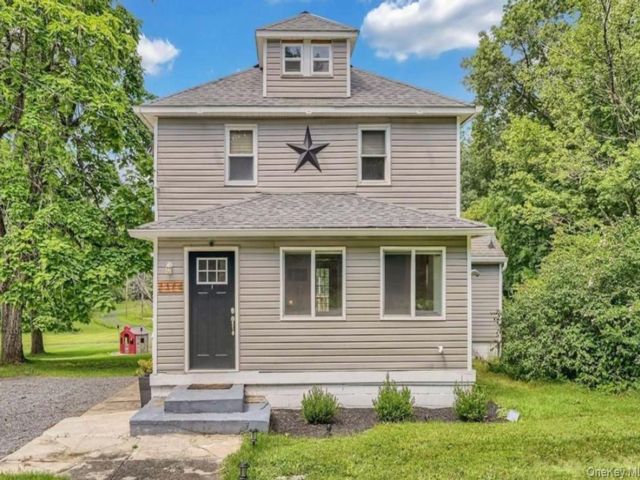  3 BR,  2.00 BTH &nbsp;Colonial style home in Wallkill