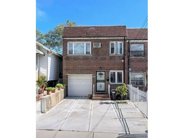  3 BR,  2.00 BTH &nbsp;House style home in Flushing