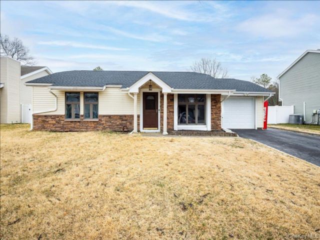  3 BR,  2.00 BTH &nbsp;Ranch style home in Holbrook