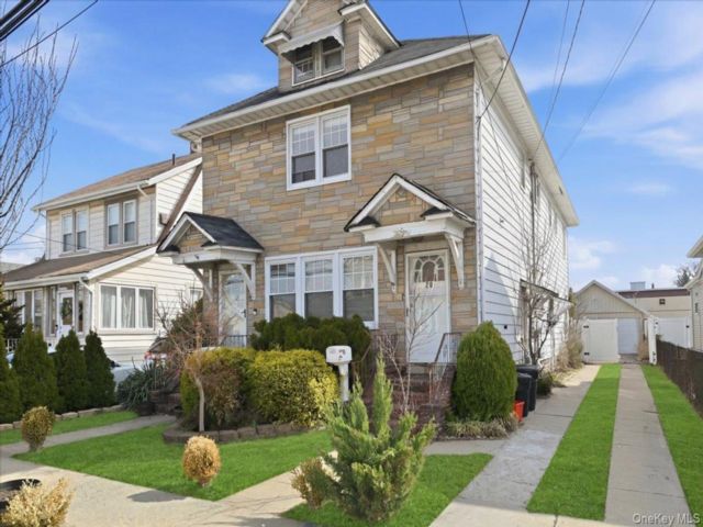  6 BR,  3.00 BTH &nbsp;Other style home in Lynbrook