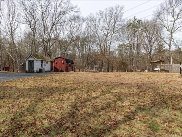 Lot <b>Size:</b>  &nbsp;House style home in Manorville