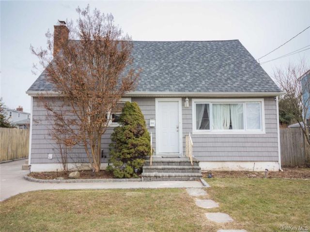  5 BR,  2.00 BTH &nbsp;Cape cod style home in Uniondale