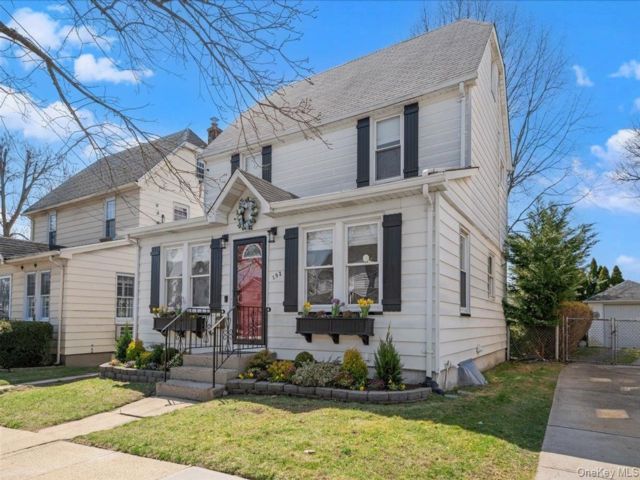  3 BR,  3.00 BTH &nbsp;Colonial style home in Williston Park