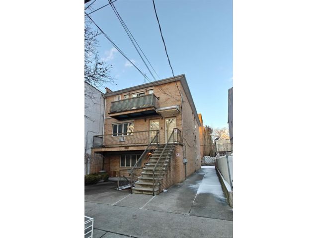  3 BR,  3.00 BTH &nbsp;Condo style home in Bensonhurst