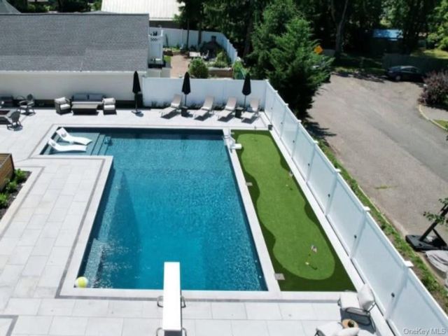  4 BR,  4.00 BTH &nbsp;Colonial style home in Nesconset