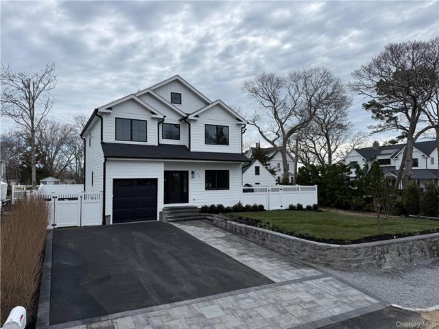  4 BR,  3.00 BTH &nbsp;Colonial style home in Laurel