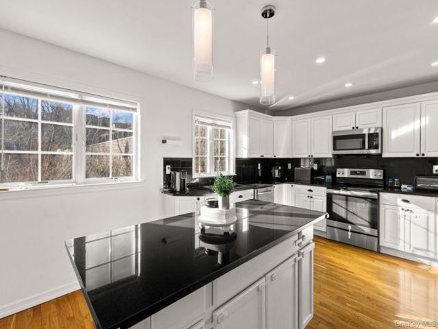  3 BR,  4.00 BTH &nbsp;Condo style home in Yonkers