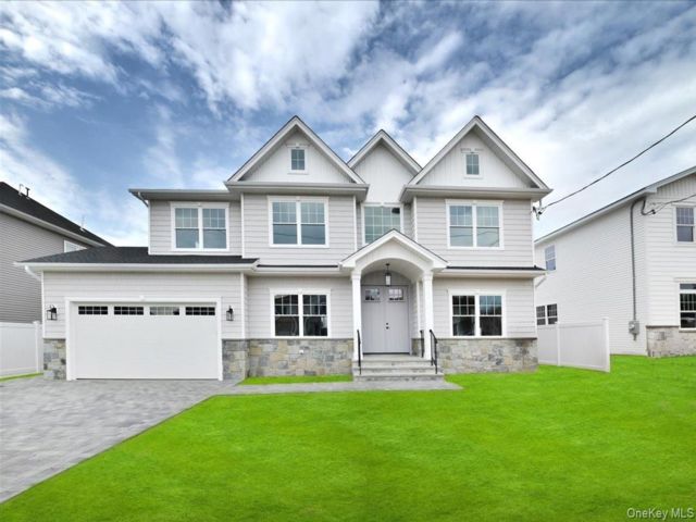  5 BR,  3.00 BTH &nbsp;Colonial style home in Merrick