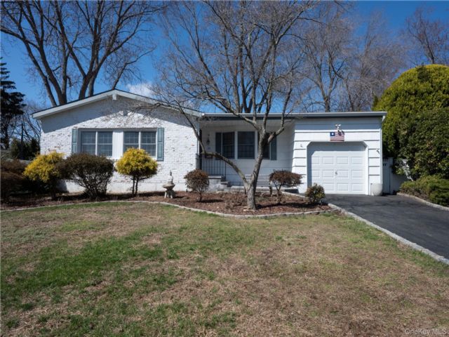  4 BR,  2.00 BTH &nbsp;Ranch style home in Smithtown