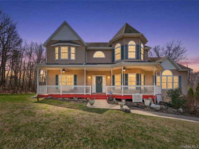  4 BR,  4.00 BTH &nbsp;Colonial style home in Newburgh