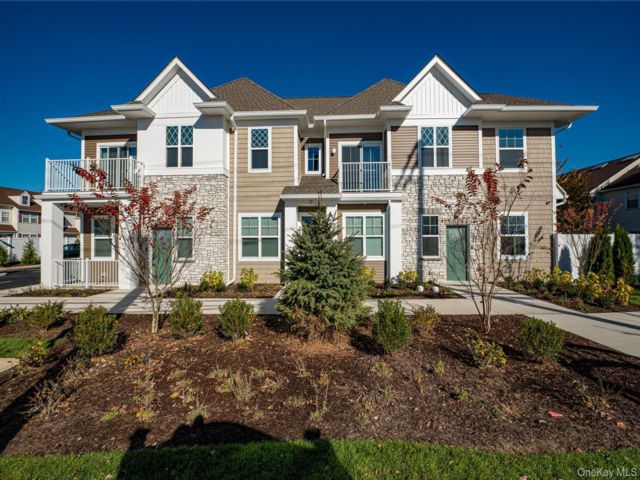  2 BR,  2.00 BTH &nbsp;Contemporary style home in Farmingdale