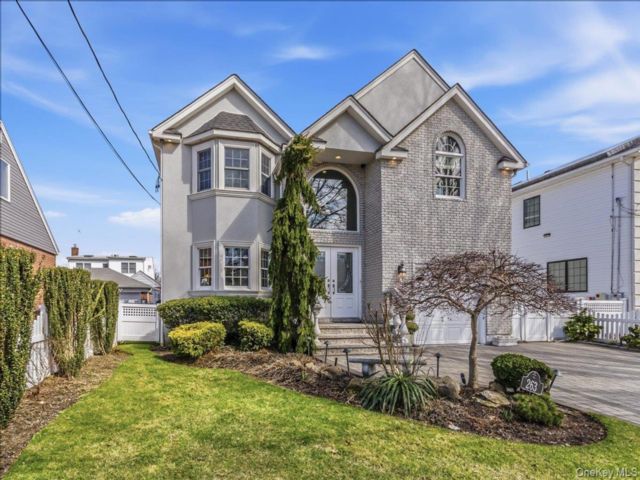  4 BR,  3.00 BTH &nbsp;Colonial style home in Franklin Square