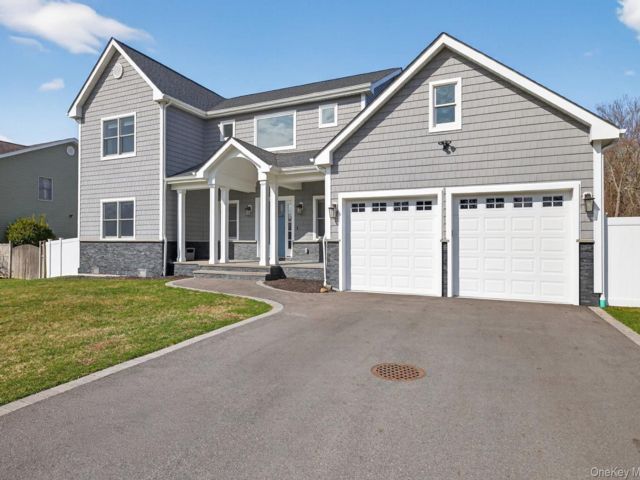  4 BR,  3.00 BTH &nbsp;Colonial style home in Oakdale