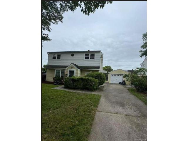  4 BR,  2.00 BTH &nbsp;Colonial style home in Levittown