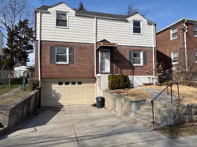  2 BR,  2.00 BTH &nbsp;Colonial style home in Yonkers