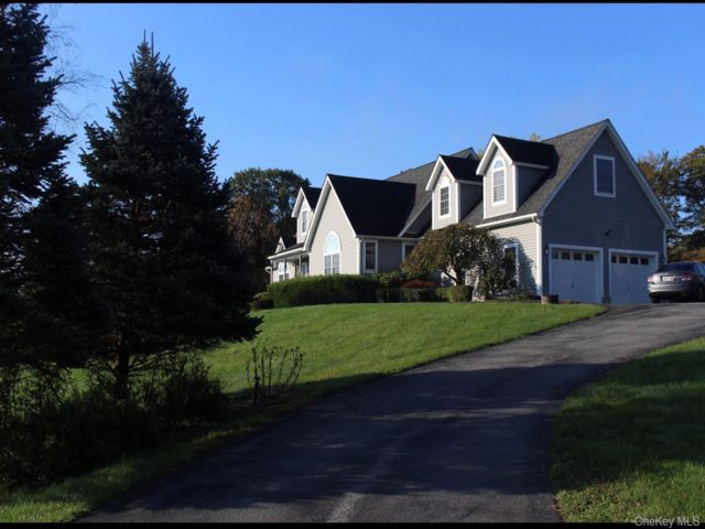  4 BR,  3.00 BTH &nbsp;Colonial style home in Pine Bush