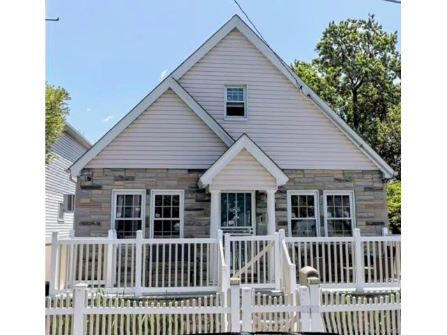  3 BR,  3.00 BTH &nbsp;Cape cod style home in South Ozone Park
