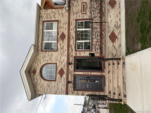  3 BR,  2.00 BTH &nbsp;Colonial style home in Ozone Park