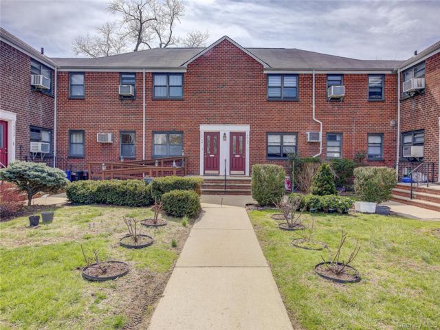  2 BR,  1.00 BTH &nbsp;Garden style home in Whitestone