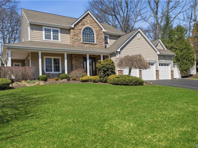  4 BR,  3.00 BTH &nbsp;Colonial style home in East Setauket