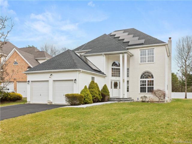  4 BR,  3.00 BTH &nbsp;Post modern style home in Holbrook