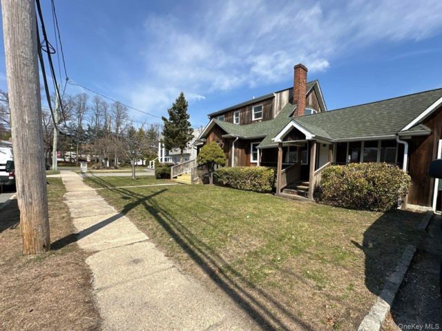  3 BR,  2.00 BTH &nbsp;Colonial style home in Islip