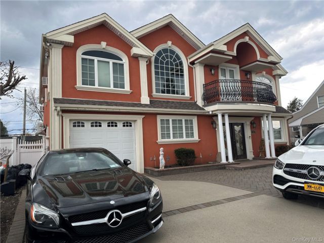  4 BR,  3.00 BTH &nbsp;Colonial style home in Levittown