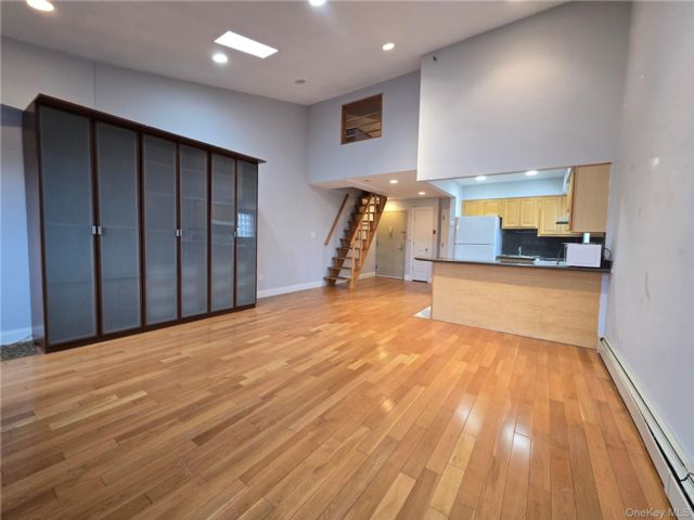  1 BR,  1.00 BTH &nbsp;Contemporary style home in Richmond Hill