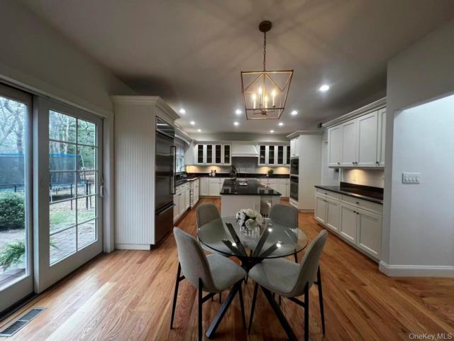  6 BR,  5.00 BTH &nbsp;Colonial style home in Stony Brook