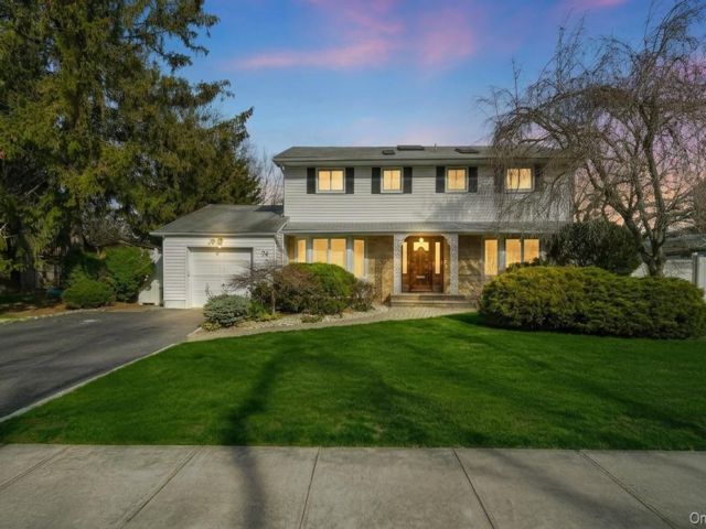  4 BR,  4.00 BTH &nbsp;Colonial style home in Jericho