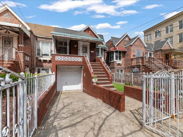  3 BR,  2.00 BTH &nbsp;Colonial style home in Canarsie