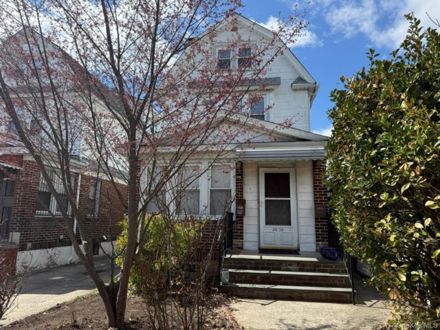  3 BR,  1.00 BTH &nbsp;Colonial style home in Flushing