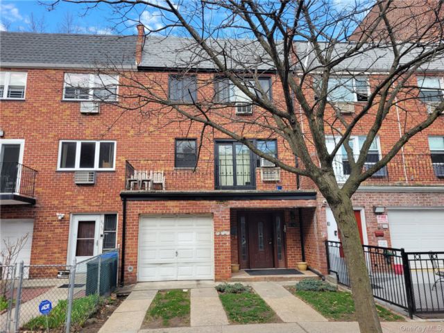  8 BR,  6.00 BTH &nbsp;House style home in Kew Gardens