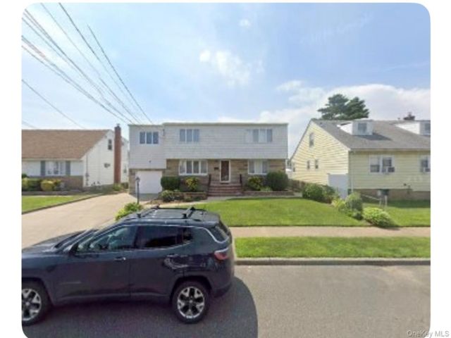  3 BR,  1.00 BTH &nbsp;Colonial style home in Franklin Square