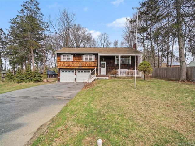  3 BR,  2.00 BTH &nbsp;Raised ranch style home in Cornwall