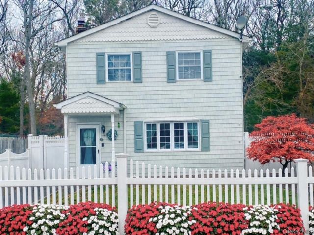  3 BR,  2.00 BTH &nbsp;Colonial style home in Holbrook