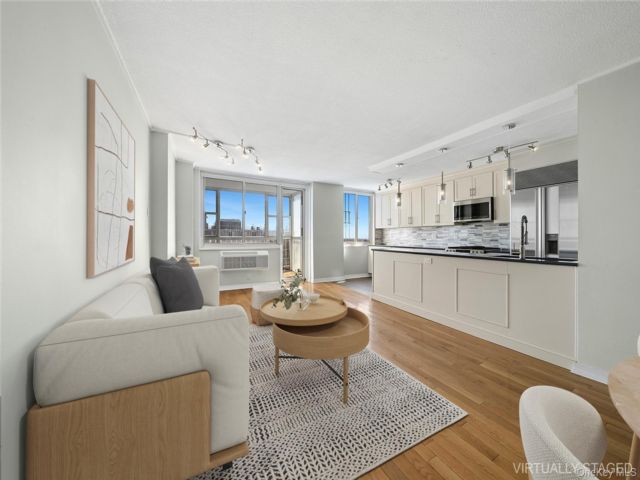  3 BR,  3.00 BTH &nbsp;Other style home in Forest Hills