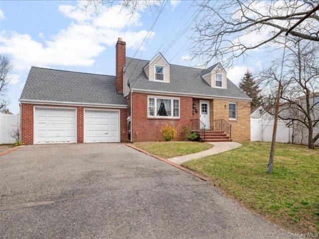  3 BR,  2.00 BTH &nbsp;Cape cod style home in Lindenhurst