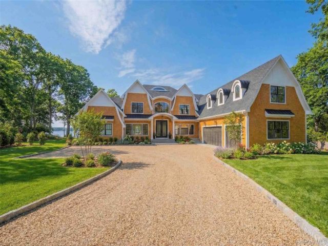  6 BR,  7.00 BTH &nbsp;Colonial style home in Northport