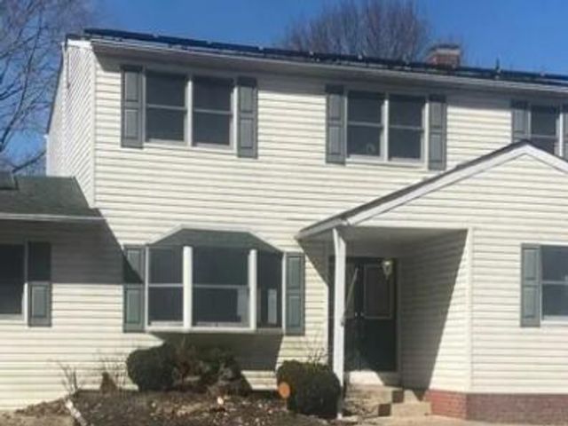  5 BR,  4.00 BTH &nbsp;Colonial style home in Farmingville