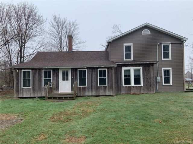 3 BR,  2.00 BTH &nbsp;Colonial style home in Riverhead