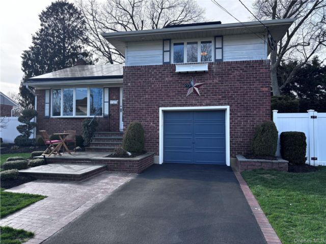  3 BR,  2.00 BTH &nbsp;Split level style home in Massapequa Park