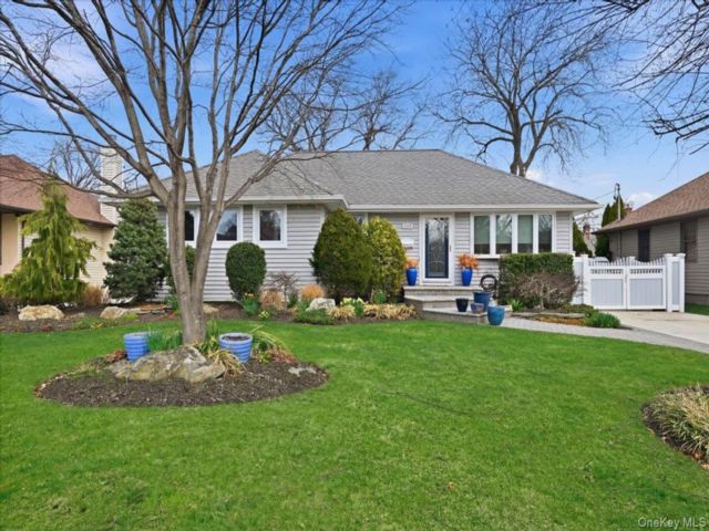  3 BR,  2.00 BTH &nbsp;Ranch style home in Wantagh