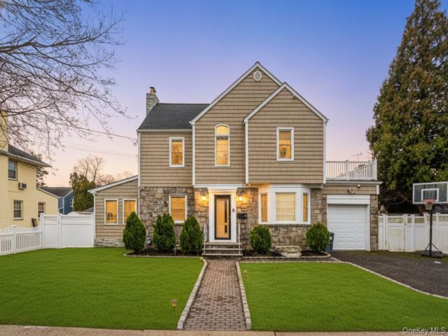  4 BR,  4.00 BTH &nbsp;Colonial style home in Hempstead