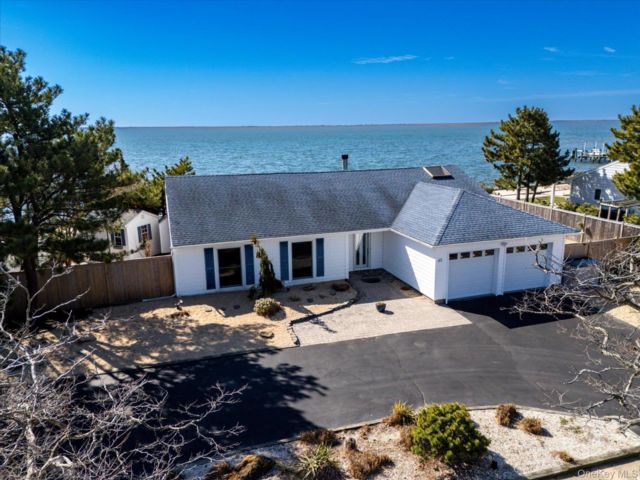  2 BR,  2.00 BTH &nbsp;Ranch style home in Copiague