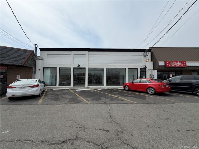 Studio,  0.00 BTH &nbsp;Commercial style home in Port Washington