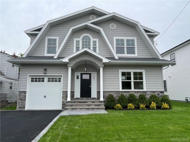  5 BR,  3.00 BTH &nbsp;Colonial style home in Mineola